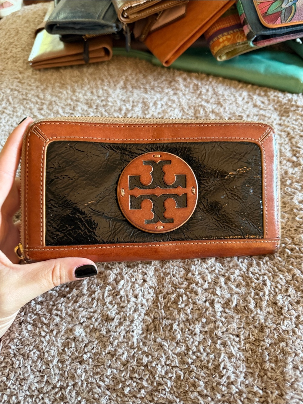 Tory Burch Black Patent Leather Zip Around Wallet Brown Trim Large Logo